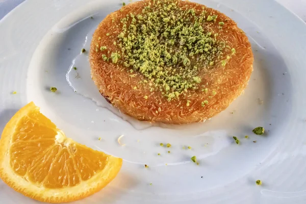 Kunefe Sweet Cheese Pastry Turkish Cuisine Made Kadayif Noodles Unsalted — Stock Photo, Image