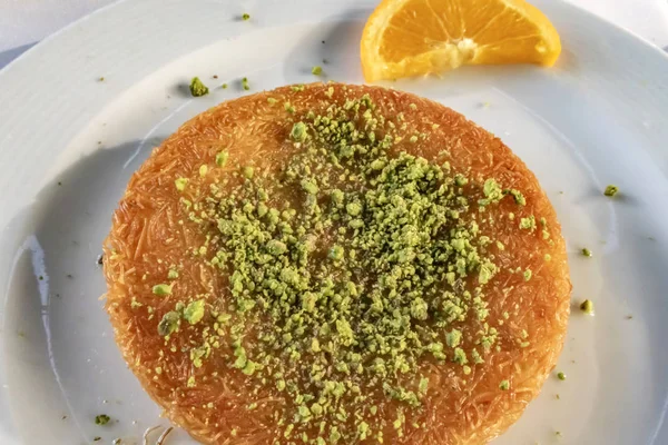 Kunefe Sweet Cheese Pastry Turkish Cuisine Made Kadayif Noodles Unsalted — 스톡 사진