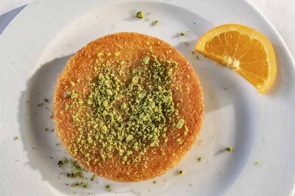 Kunefe Sweet Cheese Pastry Turkish Cuisine Made Kadayif Noodles Unsalted — Stock Photo, Image