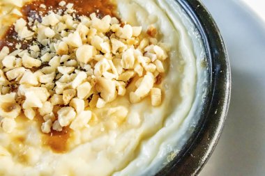 Geleneksel Türk usulü tatlı sütlacı. Yakın plan Türk usulü sütlaç yemeye hazır..