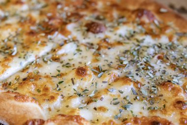 Türkiye 'nin zengin mutfağından klasik bir yemek. Çedar peynirli Türk pide yemeye hazır.