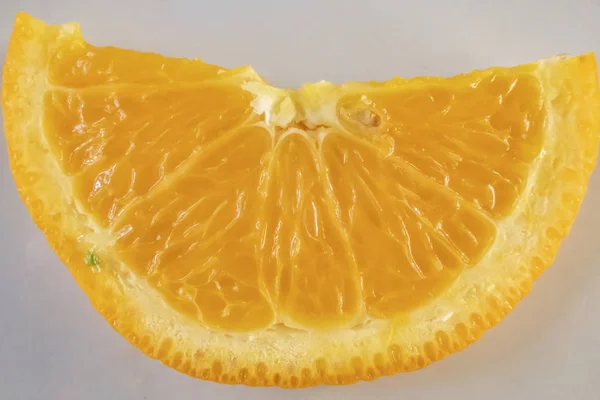近身准备吃切碎的橙子 — 图库照片