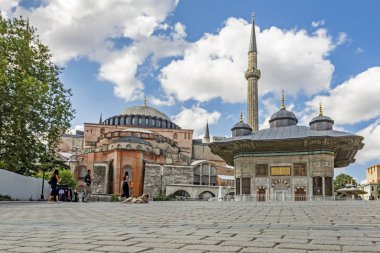 Sultanahmet, istanbul, hindi-ağustos 18.2019.Dış görünüş İstanbul 'daki tarihi hagia sou müzesi yaz mevsiminde.