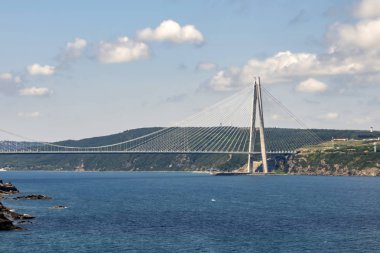 İstanbul, hindi-ağustos 10.2019. Yavuz Sultan Selim Köprüsü İstanbul 'un mevcut iki asma köprüsünün kuzeyinde, İstanbul Boğazı üzerinde demiryolu ve motorlu taşıtlar için bir köprü..