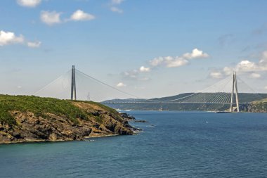 İstanbul, hindi-ağustos 10.2019. Yavuz Sultan Selim Köprüsü İstanbul 'un mevcut iki asma köprüsünün kuzeyinde, İstanbul Boğazı üzerinde demiryolu ve motorlu taşıtlar için bir köprü..