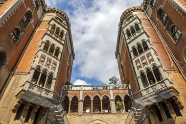 istiklal Caddesi, İstanbul, 14 Ağustos 2019. Sokak. Antuan Katolik Kilisesi, Istanbuldaki en büyük Katolik kilisesidir.