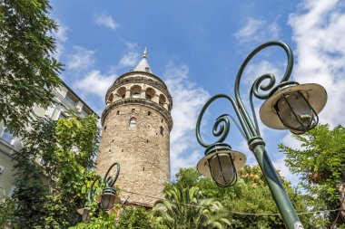 Galata, İstanbul, 14 Ağustos 2019. Galata 'dan Galata Kulesi ile İstanbul' daki şehir manzarası..