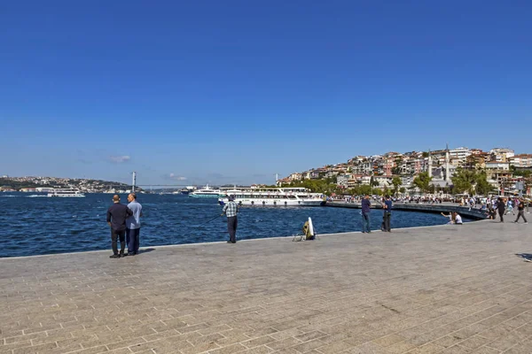 uskudar, istanbul, hindi-ağustos 10.2019.Şehir manzarası yaz mevsiminde Bosporus 'un güzelliğiyle uskudar' dan.