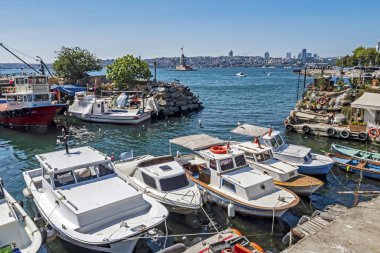 uskudar, İstanbul, Türkiye-Ağustos 10.2019.Şehir manzarası yaz mevsiminde İstanbul 'da tekneli uskudar' dan.