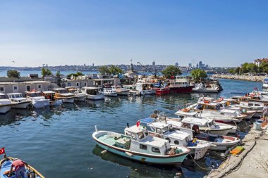 uskudar, İstanbul, Türkiye-Ağustos 10.2019.Şehir manzarası yaz mevsiminde İstanbul 'da tekneli uskudar' dan.