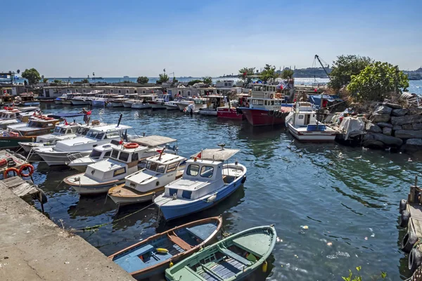 Uskudar Istanbul Turkey August 2019 Stadtansicht Von Uskudar Mit Booten — Stockfoto