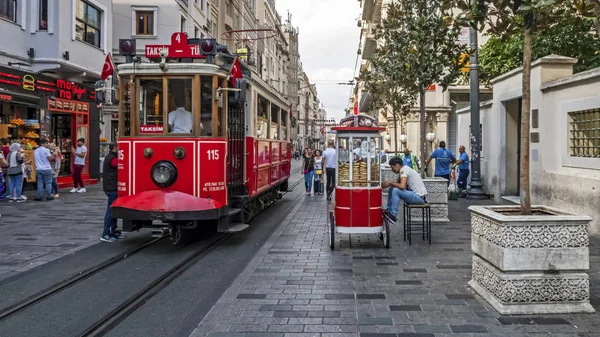 Taksim, istanbul, 14 Ağustos 2019 İstanbul 'dan İstanbul' daki istiklal Caddesi ve nostaljik tramvayın genel görünümü.