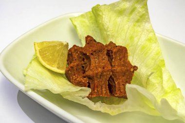 Klasik Türk usulü biftek tartartarı, daha çok I kfte olarak bilinir, ince bulgur, biber, domates ezmesi, soğan, sarımsak, sarımsak ile kıyma ve yoğurulmuş yağsız biftekle yapılır.