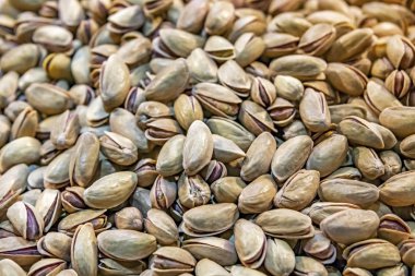 Toptan kabuklu fıstıkları kapatın.