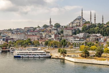 Haliç, istanbul, hindi-ağustos 14,2019. Altın Boynuz, aynı zamanda çağdaş Türkçe adıyla da bilinir, Hali büyük bir kentsel su yoludur..