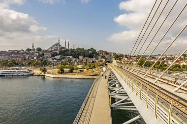 Haliç, istanbul, hindi-ağustos 14.2019. Altın Boynuz, modern Türkçe adıyla da bilinir. Hali, Goldenhorn 'dan metro köprüsü ve eski kasaba ile büyük bir kentsel su yolu..