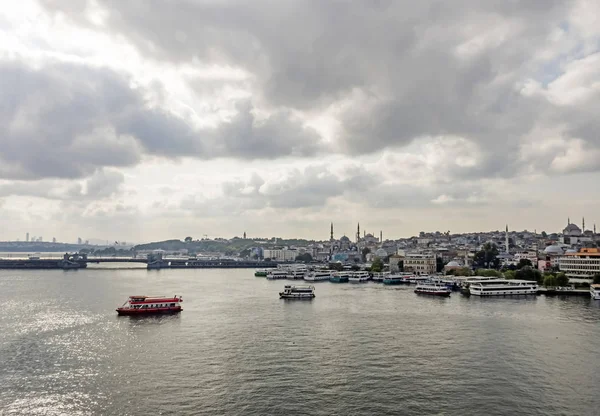 Haliç, istanbul, hindi-ağustos 14,2019. Altın Boynuz, aynı zamanda çağdaş Türkçe adıyla da bilinir, Hali büyük bir kentsel su yoludur..