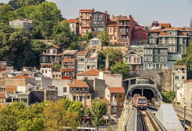 Haliç, istanbul, hindi-ağustos 14.2019. Altın Boynuz, modern Türkçe adıyla da bilinir. Hali, Goldenhorn 'dan metro köprüsü ve eski kasaba ile büyük bir kentsel su yolu..