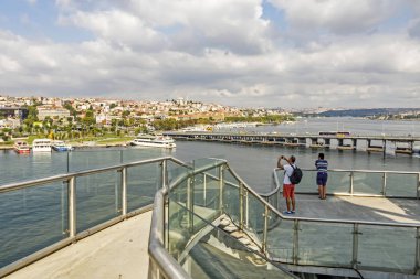 Haliç, istanbul, hindi-ağustos 14.2019. Altın Boynuz, modern Türkçe adıyla da bilinir. Hali, Goldenhorn 'dan metro köprüsü ve eski kasaba ile büyük bir kentsel su yolu..