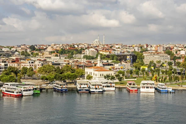 Haliç, istanbul, hindi-ağustos 14,2019. Altın Boynuz, aynı zamanda çağdaş Türkçe adıyla da bilinir, Hali büyük bir kentsel su yoludur..