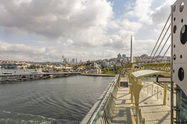 Haliç, istanbul, hindi-ağustos 14.2019. Altın Boynuz, modern Türkçe adıyla da bilinir. Hali, Goldenhorn 'dan metro köprüsü ve eski kasaba ile büyük bir kentsel su yolu..