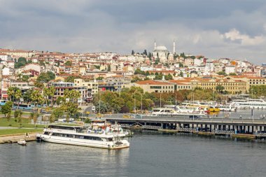 Haliç, istanbul, hindi-ağustos 14,2019. Altın Boynuz, aynı zamanda çağdaş Türkçe adıyla da bilinir, Hali büyük bir kentsel su yoludur..