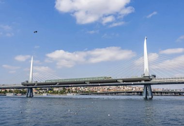 Haliç, istanbul, hindi-ağustos 14.2019. Altın Boynuz, modern Türkçe adıyla da bilinir. Hali, Goldenhorn 'dan metro köprüsü ve eski kasaba ile büyük bir kentsel su yolu..