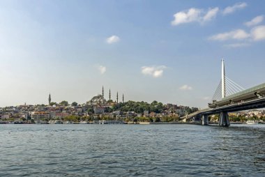 Haliç, istanbul, hindi-ağustos 14.2019. Altın Boynuz, modern Türkçe adıyla da bilinir. Hali, Goldenhorn 'dan metro köprüsü ve eski kasaba ile büyük bir kentsel su yolu..