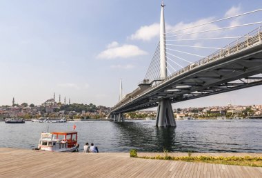 Haliç, istanbul, hindi-ağustos 14.2019. Altın Boynuz, modern Türkçe adıyla da bilinir. Hali, Goldenhorn 'dan metro köprüsü ve eski kasaba ile büyük bir kentsel su yolu..