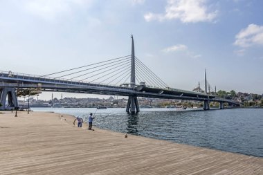 Haliç, istanbul, hindi-ağustos 14.2019. Altın Boynuz, modern Türkçe adıyla da bilinir. Hali, Goldenhorn 'dan metro köprüsü ve eski kasaba ile büyük bir kentsel su yolu..