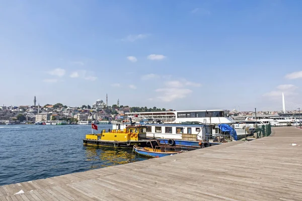 Haliç, istanbul, hindi-ağustos 14,2019. Altın Boynuz, aynı zamanda çağdaş Türkçe adıyla da bilinir, Hali büyük bir kentsel su yoludur..