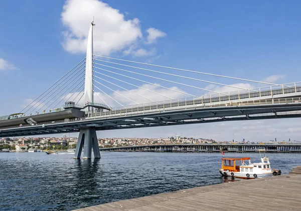 Haliç, istanbul, hindi-ağustos 14.2019. Altın Boynuz, modern Türkçe adıyla da bilinir. Hali, Goldenhorn 'dan metro köprüsü ve eski kasaba ile büyük bir kentsel su yolu..