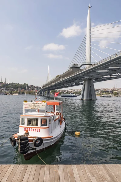 Haliç, istanbul, hindi-ağustos 14.2019. Altın Boynuz, modern Türkçe adıyla da bilinir. Hali, Goldenhorn 'dan metro köprüsü ve eski kasaba ile büyük bir kentsel su yolu..