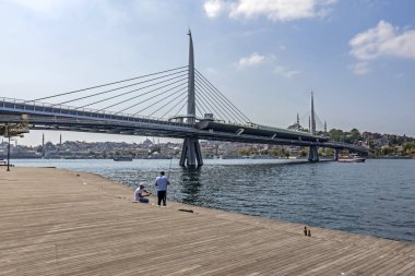 Haliç, istanbul, hindi-ağustos 14.2019. Altın Boynuz, modern Türkçe adıyla da bilinir. Hali, Goldenhorn 'dan metro köprüsü ve eski kasaba ile büyük bir kentsel su yolu..