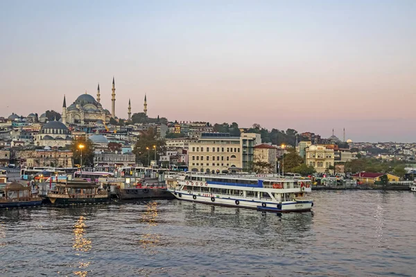 İstanbul, 14 Ekim 2019. Asya ve Avrupa kıtaları arasında rüya şehri. İstanbul 'dan şehir manzarası