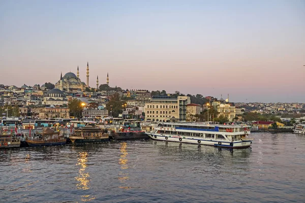 İstanbul, 14 Ekim 2019. Asya ve Avrupa kıtaları arasında rüya şehri. İstanbul 'dan şehir manzarası