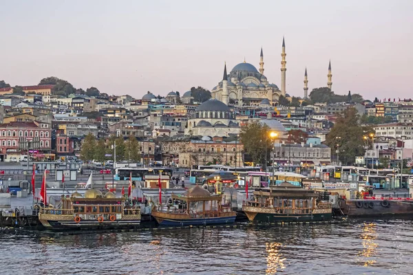 İstanbul, 14 Ekim 2019. Asya ve Avrupa kıtaları arasında rüya şehri. İstanbul 'dan şehir manzarası