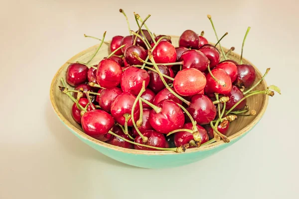 Cerrar Cerezas Rojas Tazón Sobre Fondo Blanco — Foto de Stock