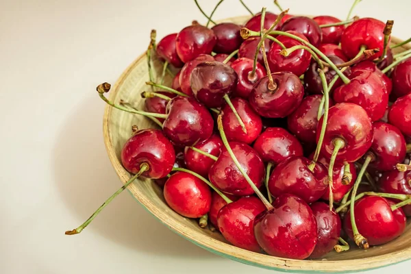 Nahaufnahme Rote Kirschen Schale Auf Weißem Hintergrund — Stockfoto