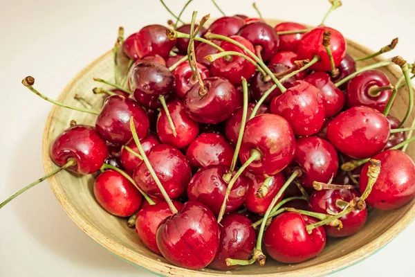 Nahaufnahme Rote Kirschen Schale Auf Weißem Hintergrund — Stockfoto