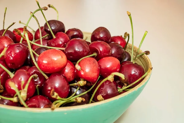 Cerrar Cerezas Rojas Tazón Sobre Fondo Blanco — Foto de Stock