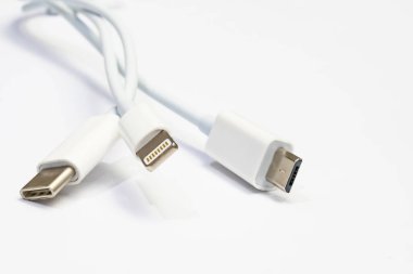 İstanbul, 10 Haziran 2020. Beyaz zemin üzerindeki elektronik şarj cihazlarını kapatın.