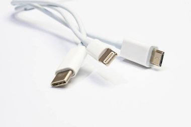 İstanbul, 10 Haziran 2020. Beyaz zemin üzerindeki elektronik şarj cihazlarını kapatın.