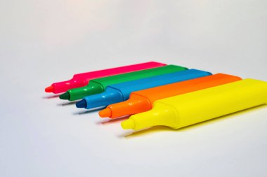 Beyaz arkaplanda renkli fosforlu kalem kapat