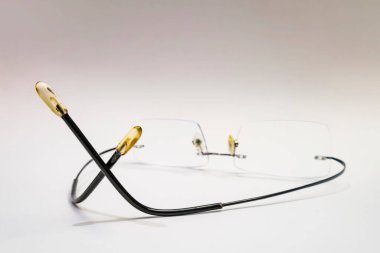 Beyaz arkaplanda gözlüğü kapat