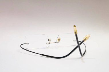 Beyaz arkaplanda gözlüğü kapat