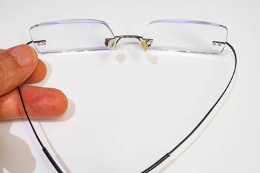 Beyaz arkaplanda gözlüğü kapat