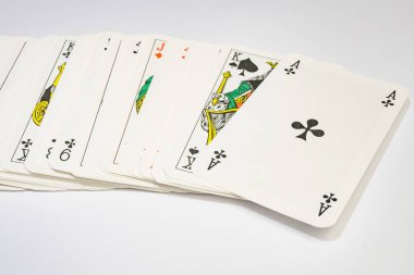 beyaz arkaplandaki kartları kapat