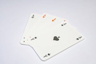 beyaz arkaplandaki kartları kapat