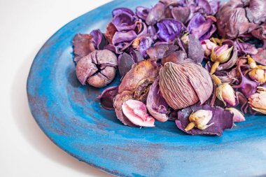 Bir kasede kurumuş gül yaprakları.